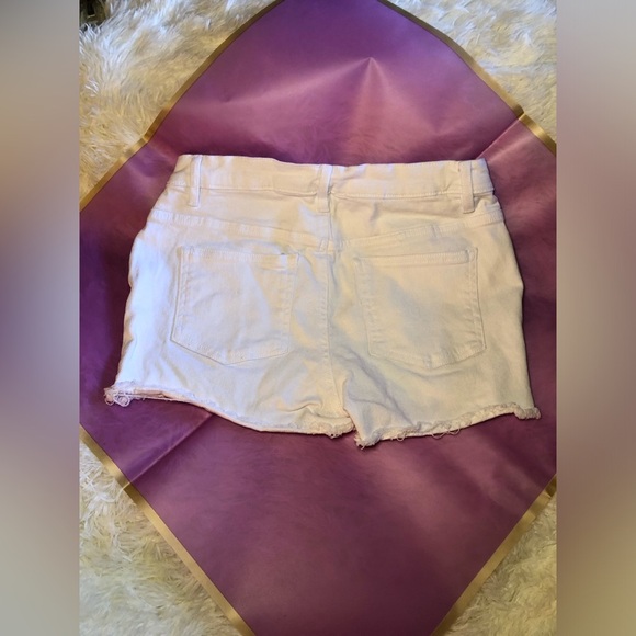 VENUS White Distressed Jean Shorts size 4 - Picture 11 of 13